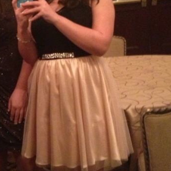 Black and pearl formal dress - Picture 4 of 4